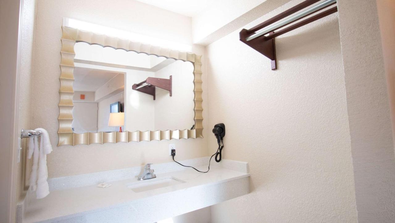 Magnuson Extended Stay And Suites Airport Hotel Irving Ngoại thất bức ảnh